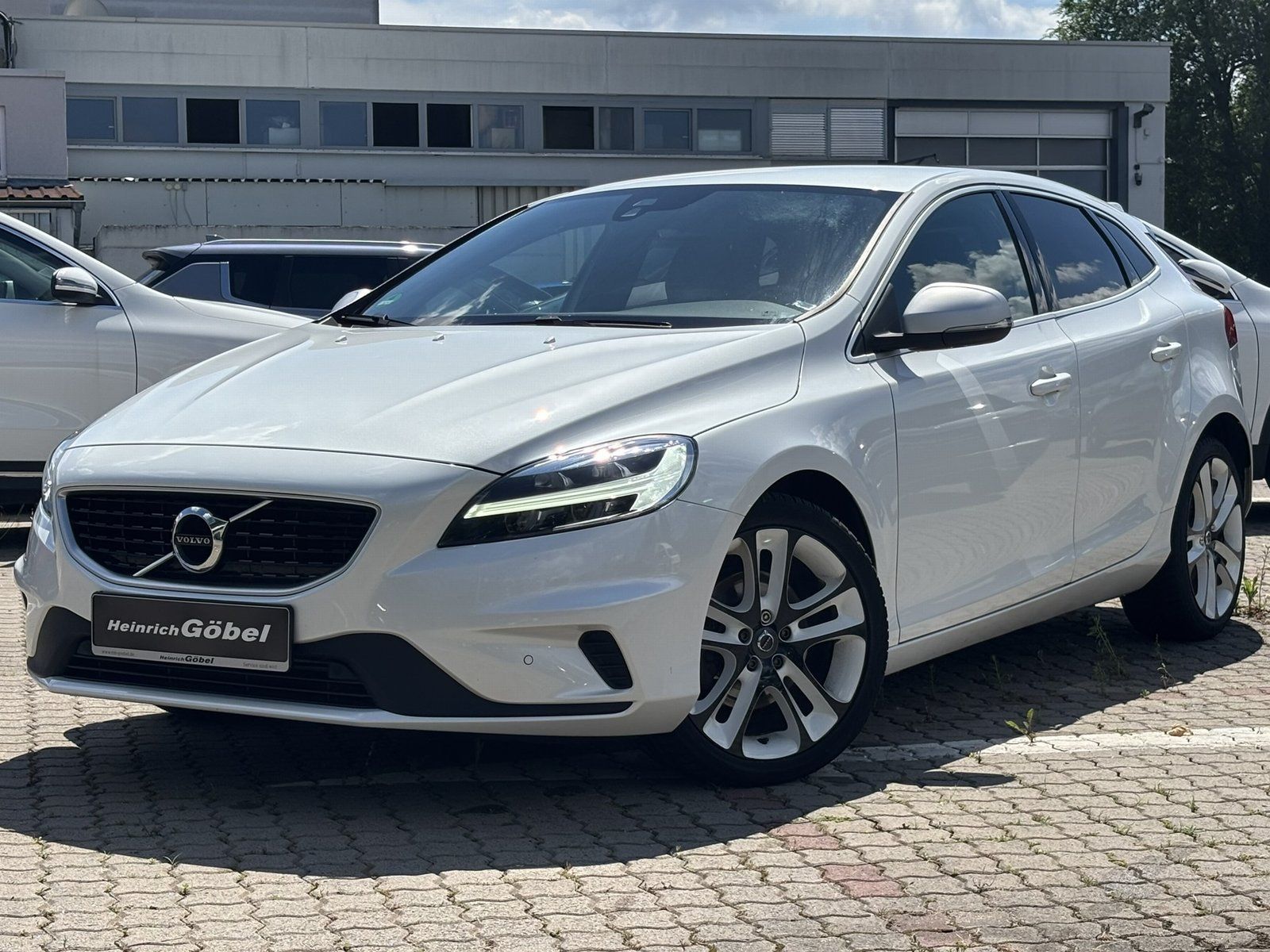 Fahrzeugabbildung Volvo V 40 T2 2.0 R-DESIGN*SHZ VORN/HINTEN*LED*BLUETOO