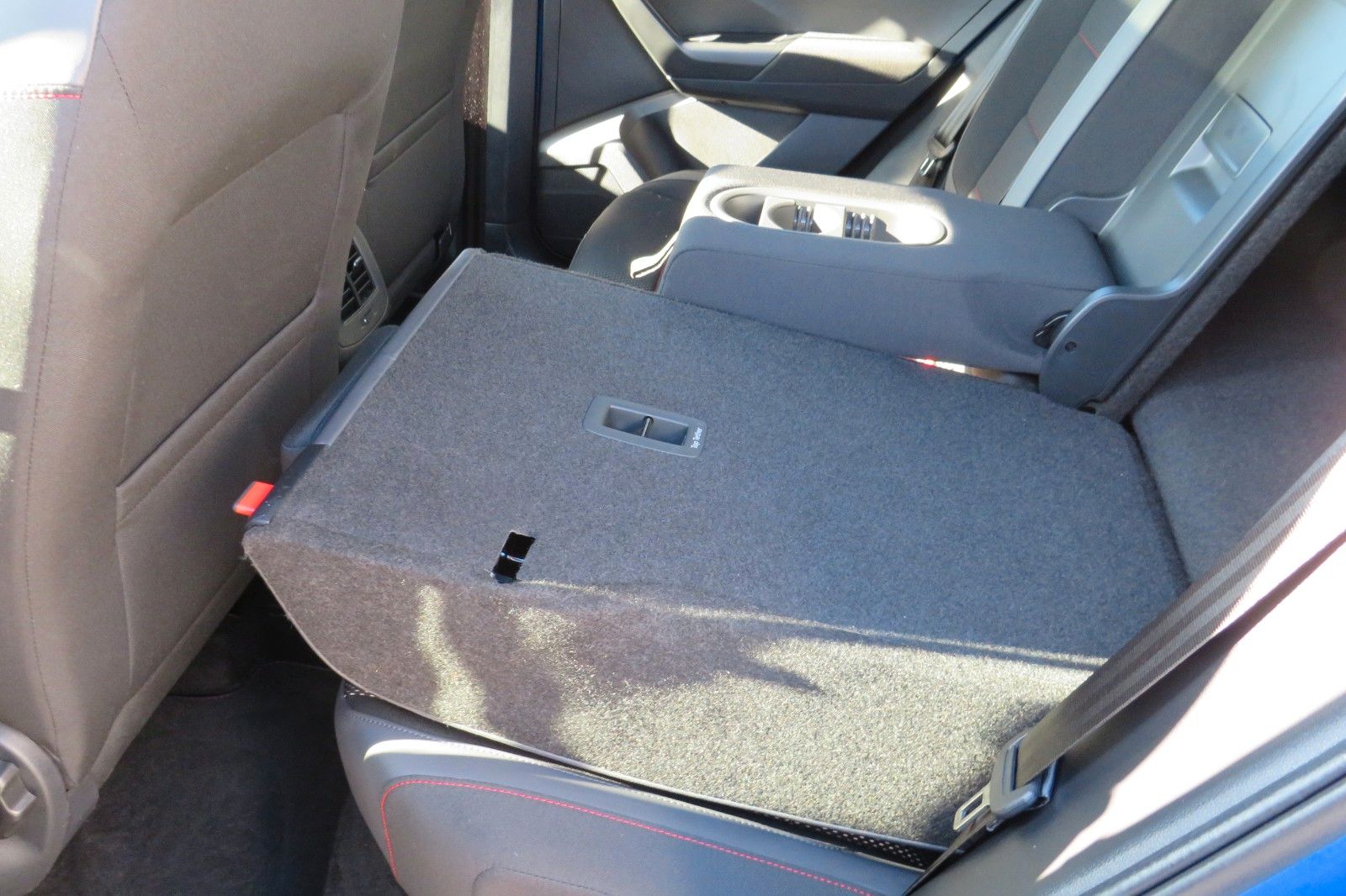 Fahrzeugabbildung Volkswagen T-Roc SPORT PANO AHK LED NAVI ACC PDC SITZH. 1.H