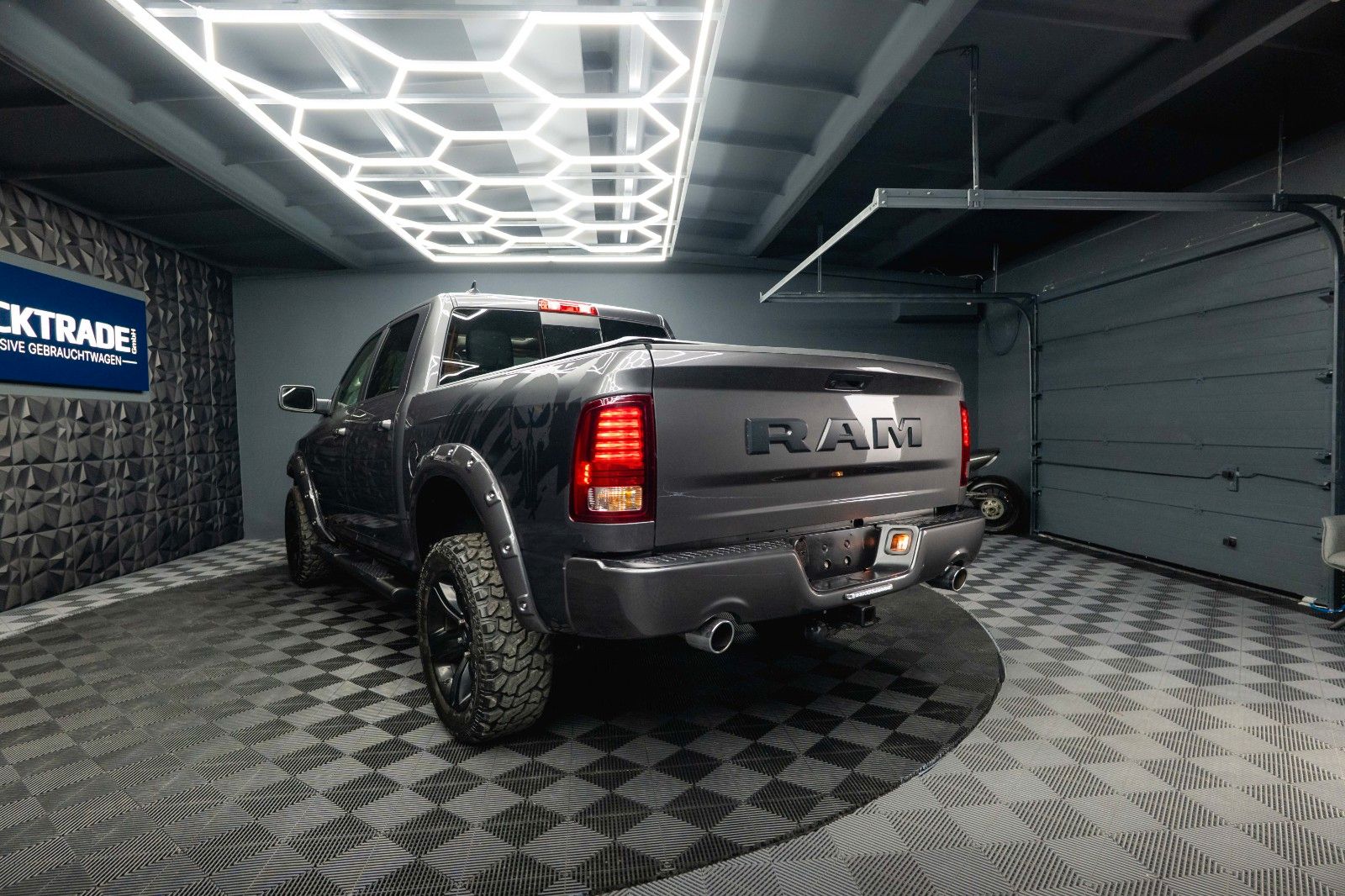 Fahrzeugabbildung Dodge RAM 5.7 V8 HEMI 4x4 Sport OFFROAD NightPaket 19%