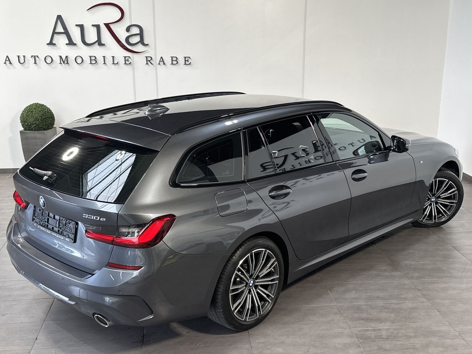 Fahrzeugabbildung BMW 330e Touring M-Sport NAV+LED+ACC+LIVE-COCKPIT+PP