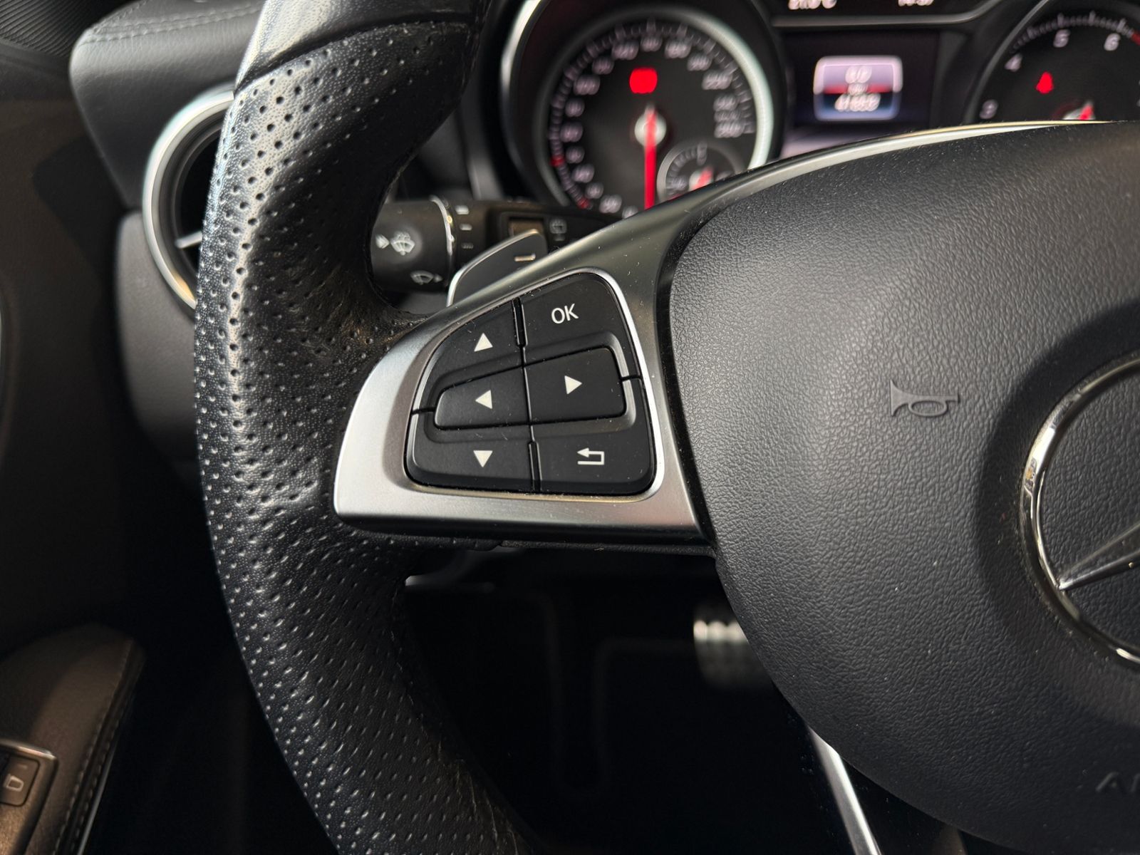 Fahrzeugabbildung Mercedes-Benz GLA 250 4Matic AMG Line AHK PANO 360°