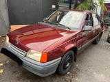 Opel Kadett 1,6 i - Opel Kadett: Limousine