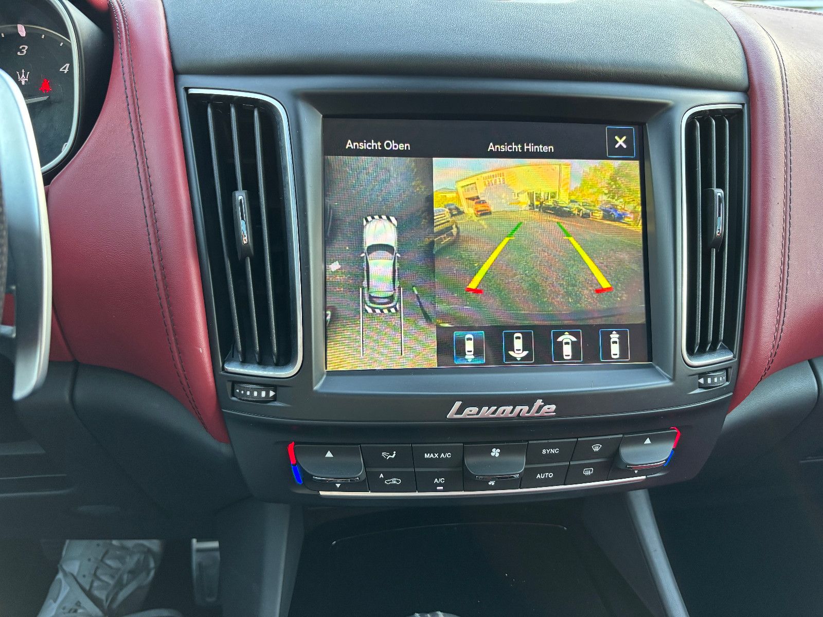 Fahrzeugabbildung Maserati Levante/EXCLUSIVE/RED/360'KAM/PANO/HARMAN-KARDON