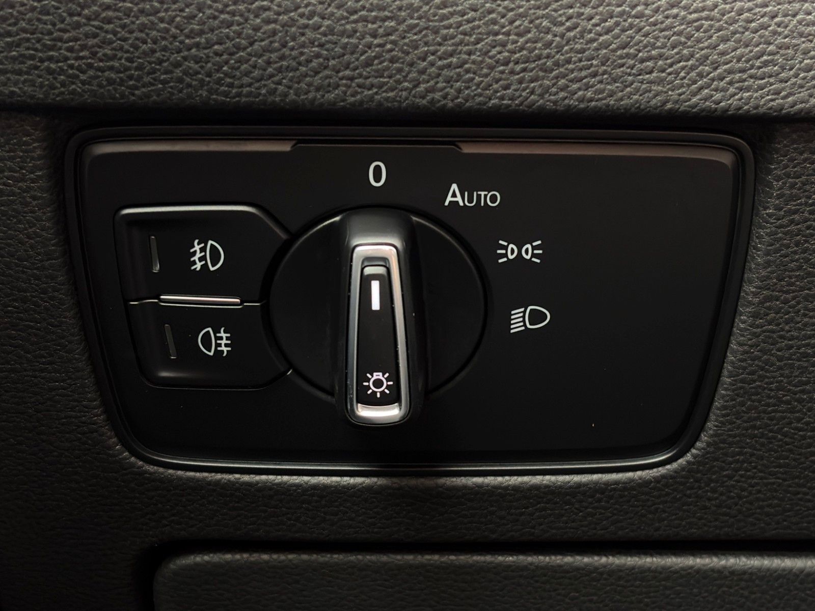 Fahrzeugabbildung Volkswagen Passat Variant 2.0 TSI Buisness Kamera LED ACC