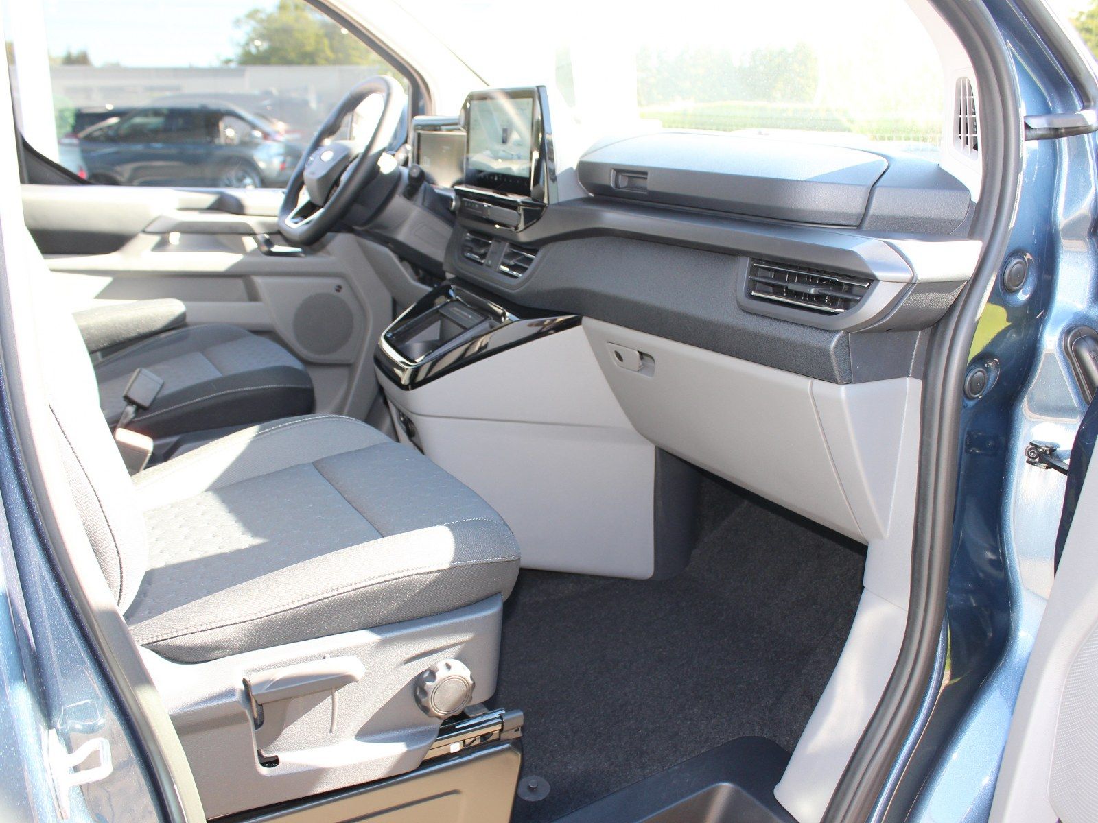 Fahrzeugabbildung Ford Tourneo Custom 320 L1 Tourneo Titanium FWD