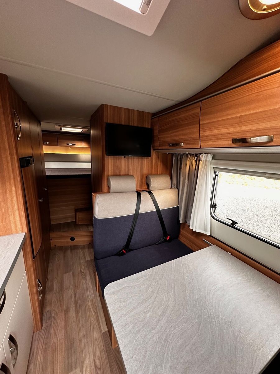 Fahrzeugabbildung Weinsberg CaraHome 700 DG 5 Sitzplätze Alkoven Familie