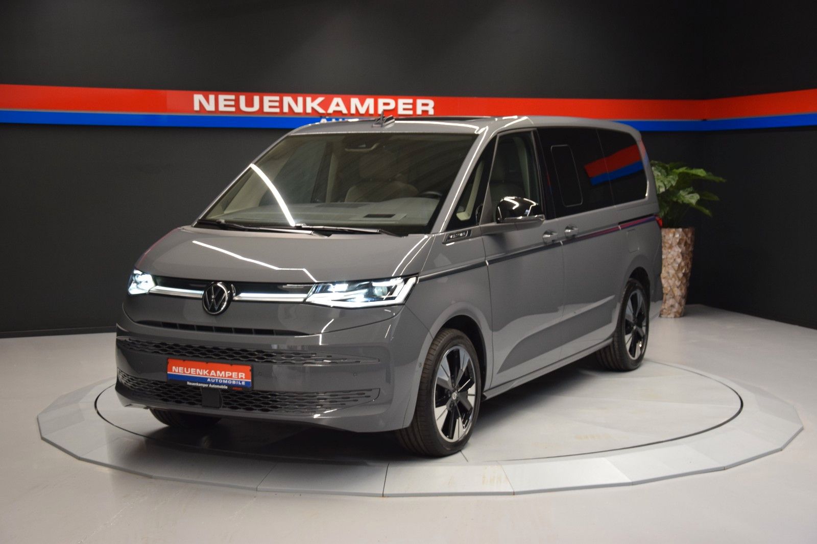 Fahrzeugabbildung Volkswagen Style lang Pano. ACC Kamera AHK DCC vis-a-vis