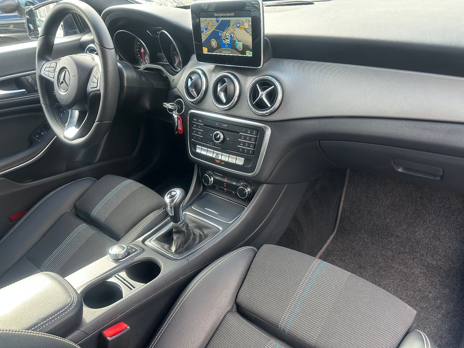 Fahrzeugabbildung Mercedes-Benz CLA 200 d SHOOTING BRAKE*18`LM+SPORT+LED*