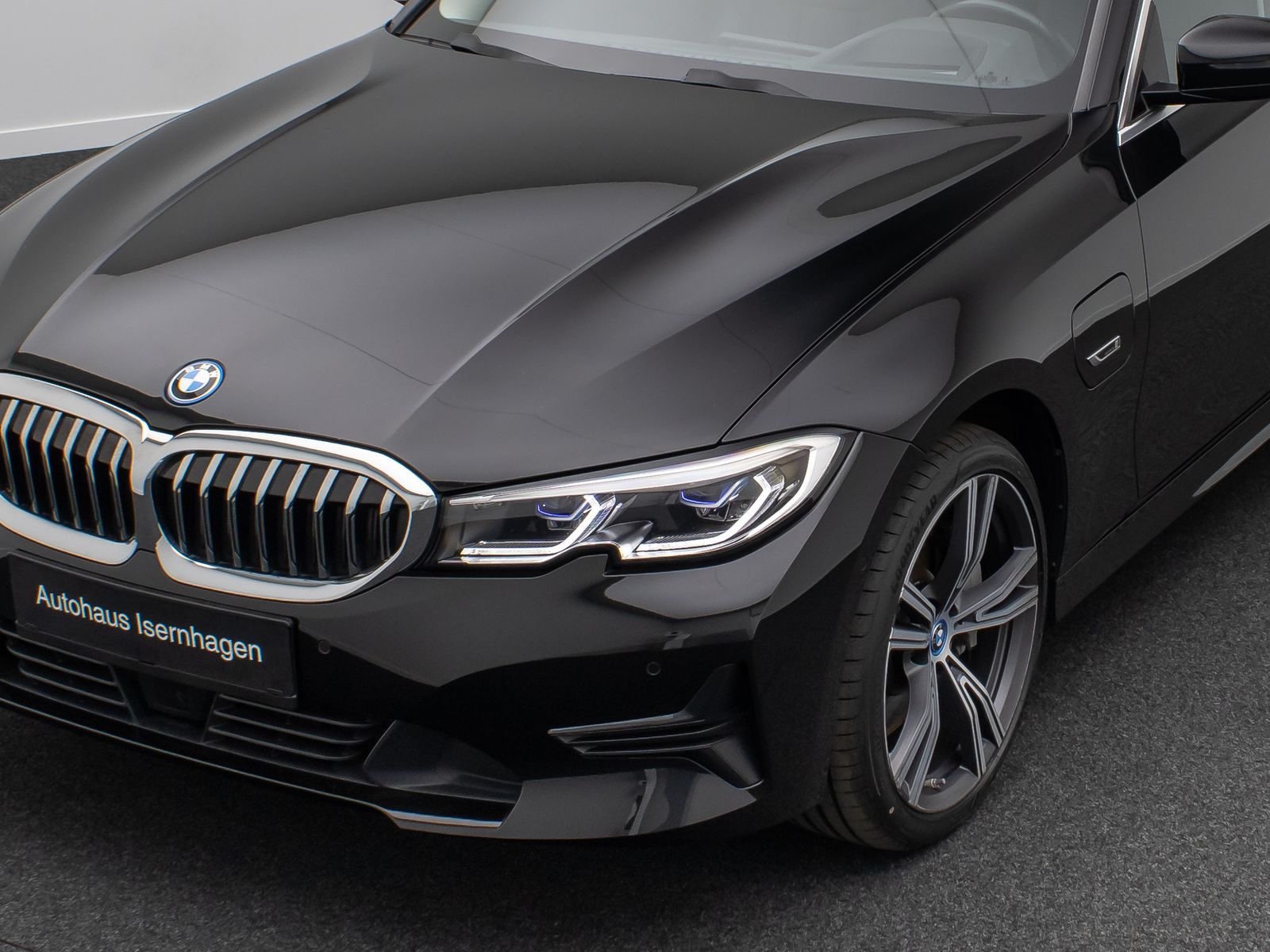 Fahrzeugabbildung BMW 330e xD ACC HUD Kamera DAB Alarm Panorama 19Zoll