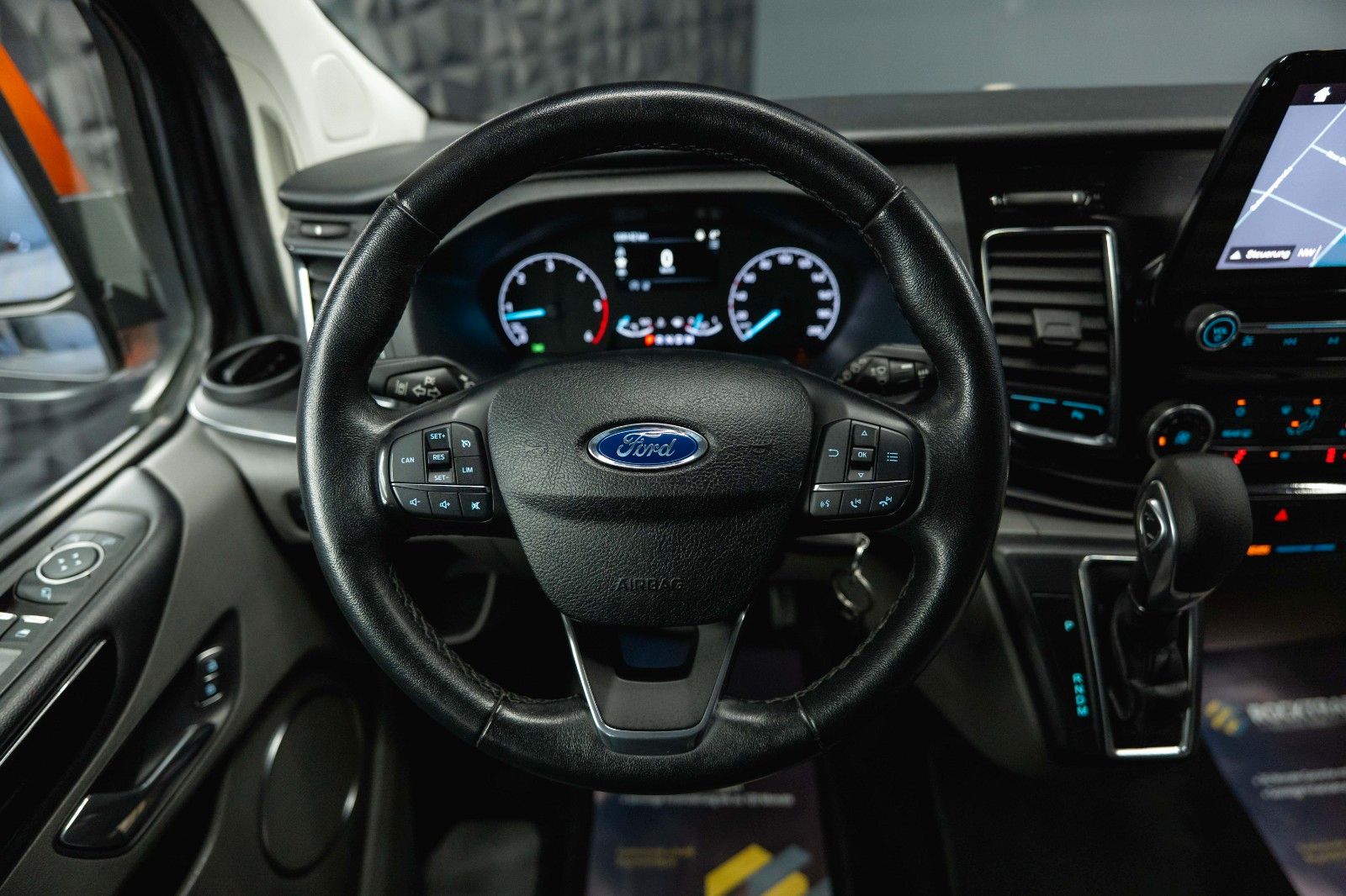 Fahrzeugabbildung Ford Tourneo Custom Kombi 320 L2 Trend Lang 9 Sitze