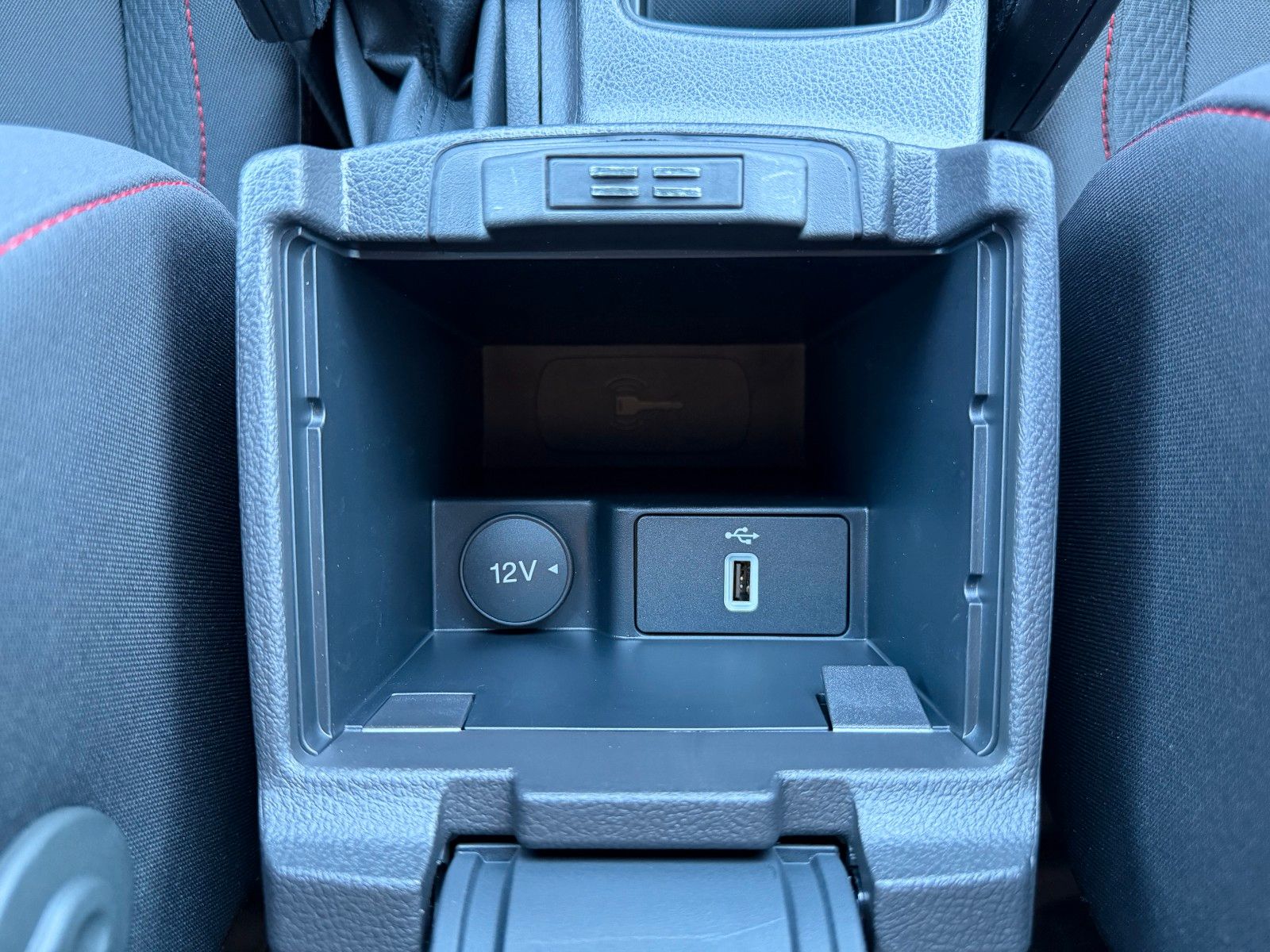 Fahrzeugabbildung Ford Focus Turnier ST+SportfahrW+BiXenon+Alcantara