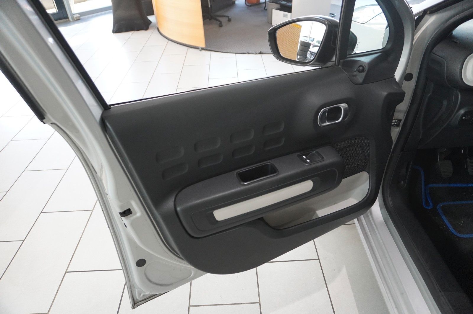 Fahrzeugabbildung Citroën C3 LIM. 1.2 LIVE KLIMA/TEMP./NEBEL/SPORT/USB