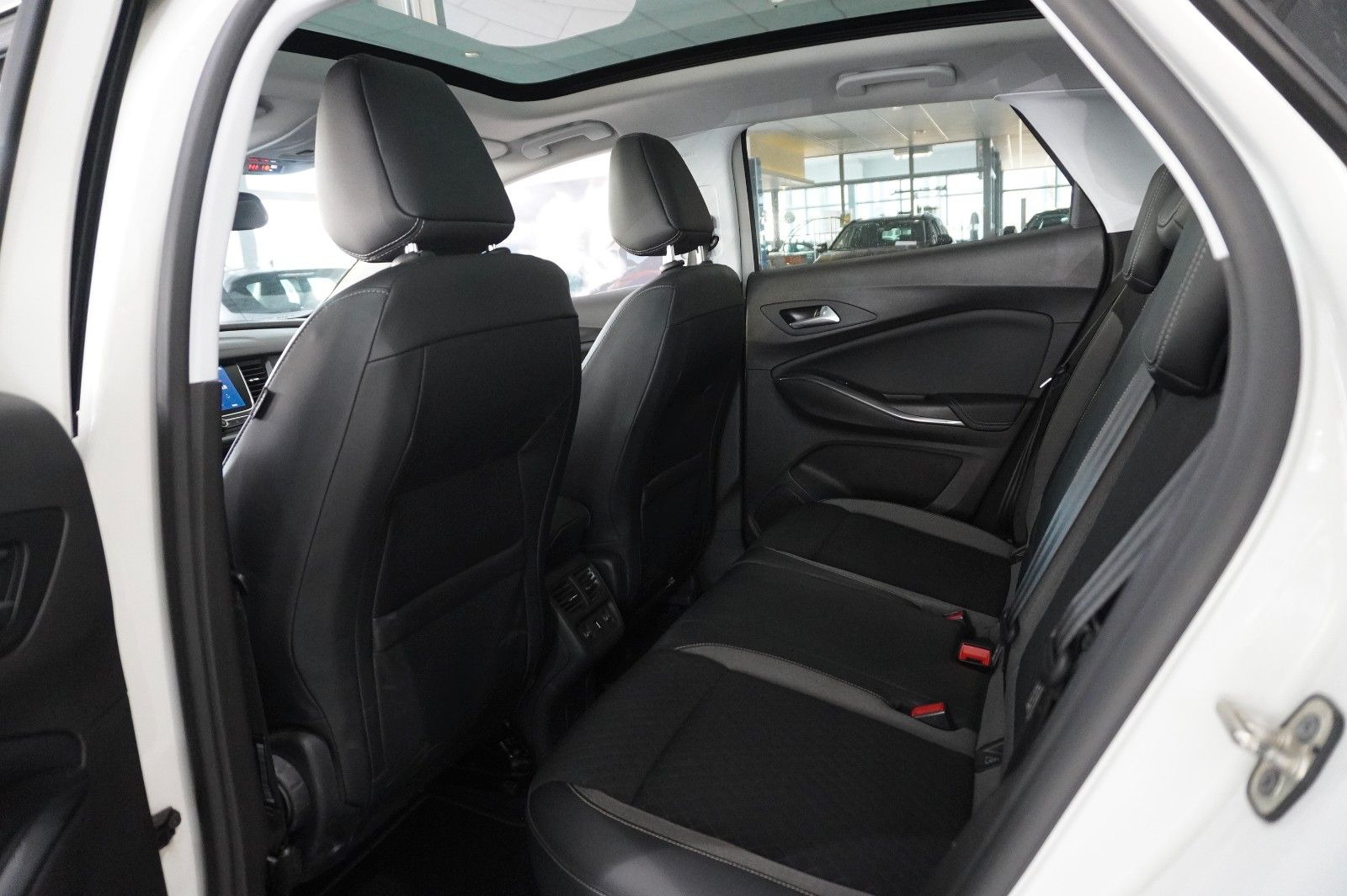 Fahrzeugabbildung Opel Grandland (X) 1.2T INNOV. NAVI/LED/KAMERA/PANO.