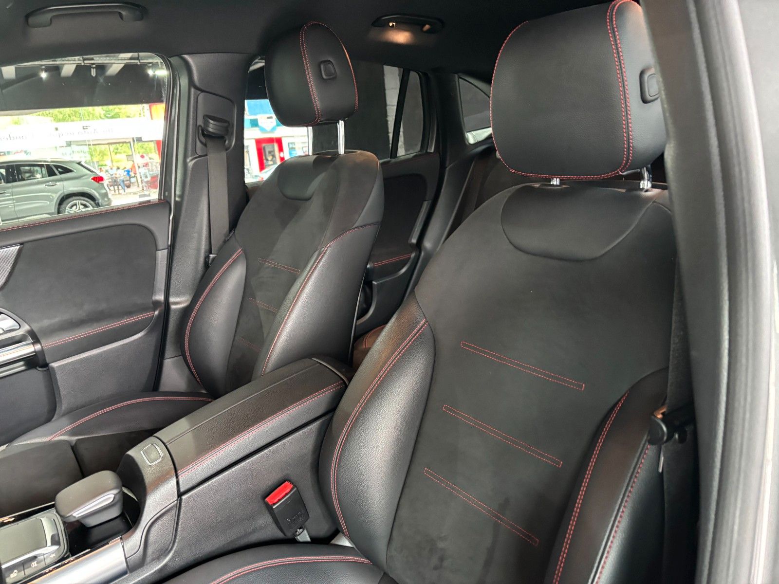 Fahrzeugabbildung Mercedes-Benz GLA 220d //AMG LINE//CARBON/KAMERA/MBUX/AHK/SHZ