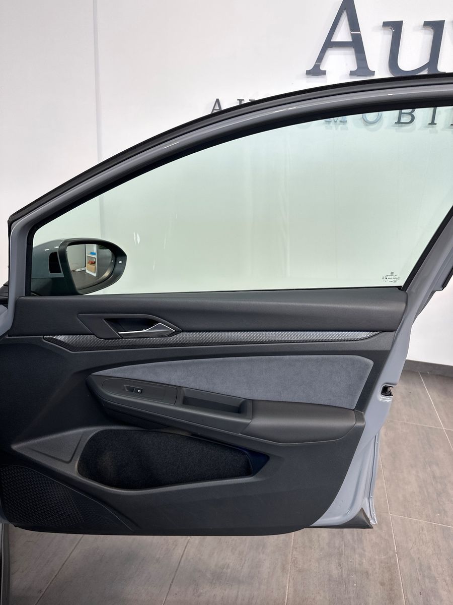 Fahrzeugabbildung Volkswagen Golf Variant 2.0 TDI DSG R-Line NAV+LED+AHK