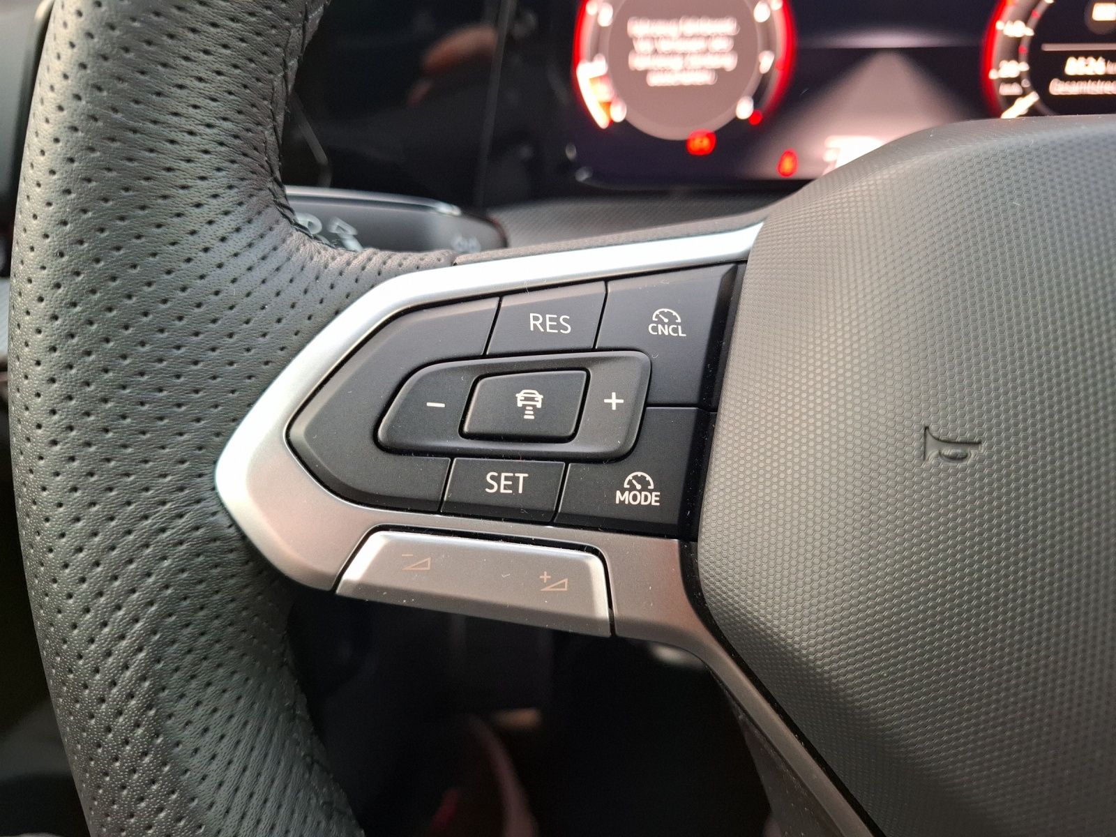 Fahrzeugabbildung Volkswagen Golf VIII Variant TSI R-Line Matrix Navi AID ACC