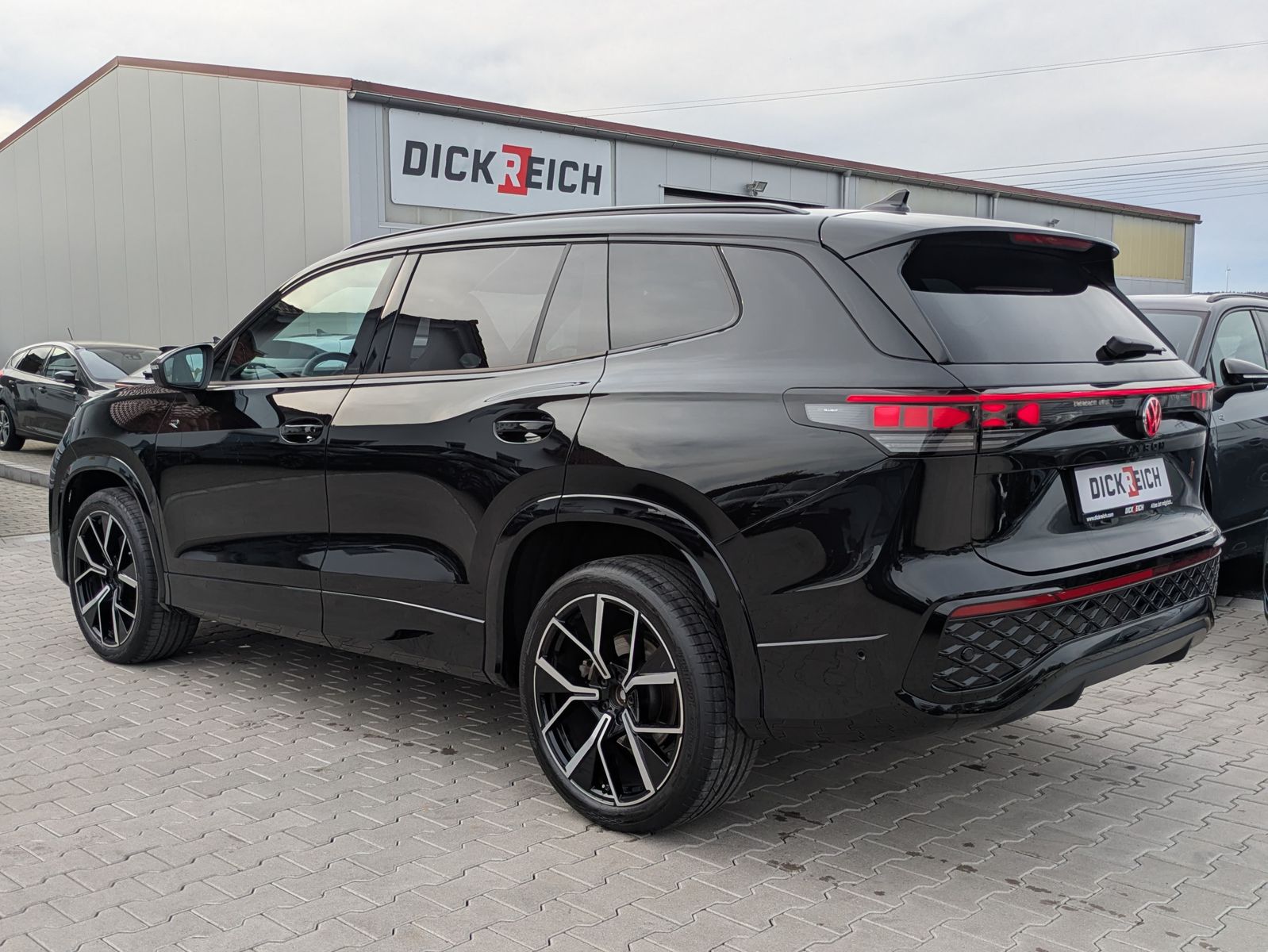 Fahrzeugabbildung Volkswagen Tayron 2.0 TDI 4M R-Line 7Si*MATRIX*AHK*PANO*HUD