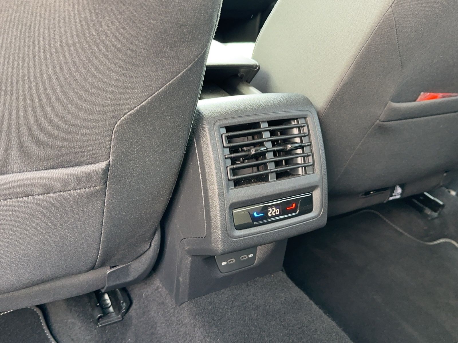 Fahrzeugabbildung Volkswagen Golf VIII Variant eTSI Active DSG DSG NAVI LED A