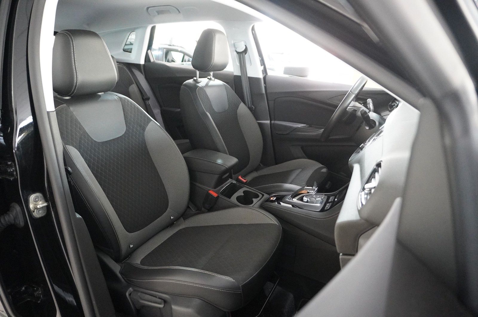 Fahrzeugabbildung Opel Grandland (X) 1.6T HYBRID NAVI/KAMERA/SH/SPORT