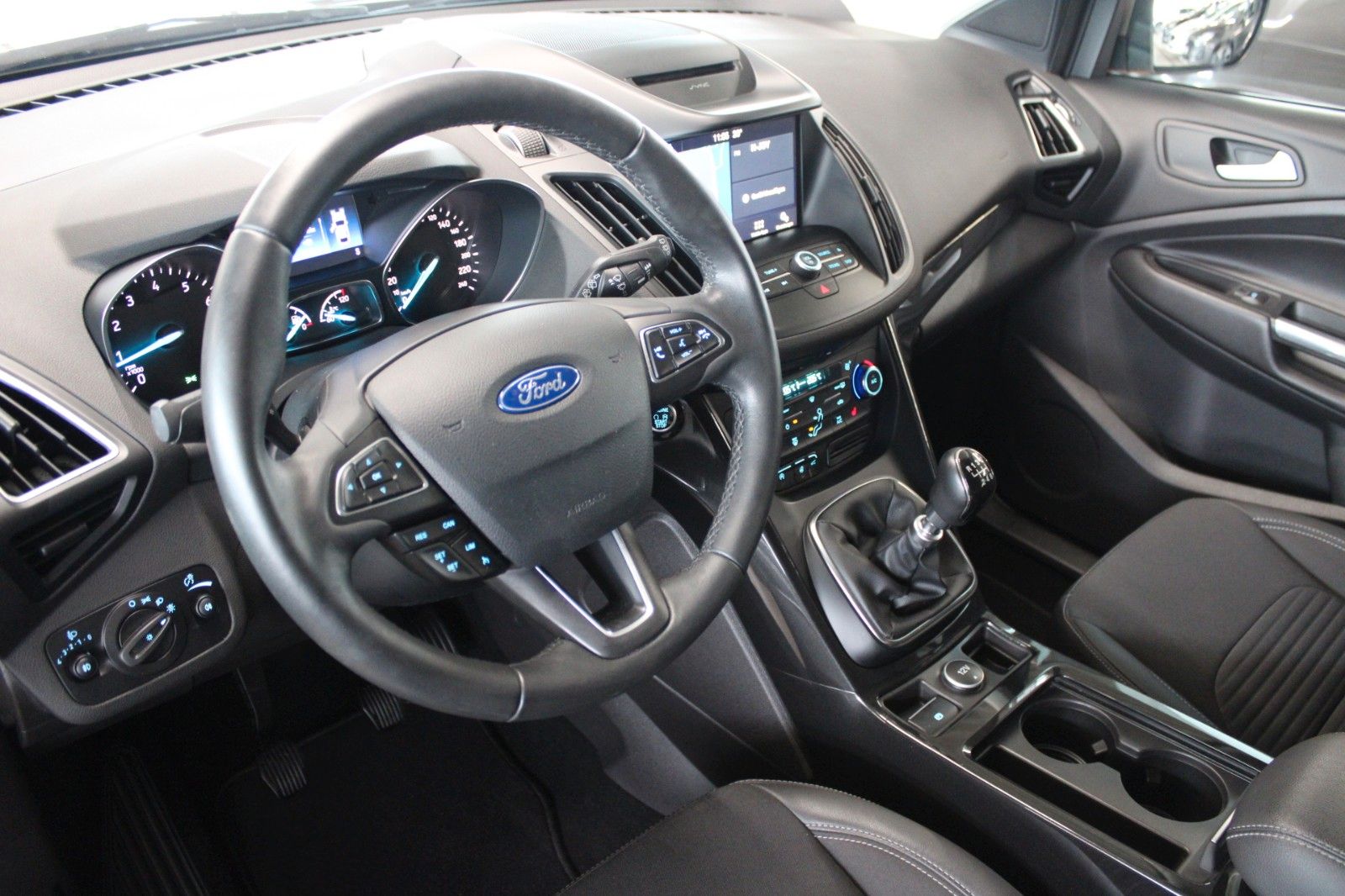 Fahrzeugabbildung Ford Kuga Titanium NAVI WinterPaket el. Heckklappe
