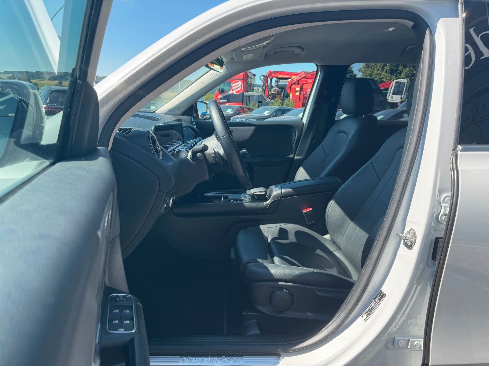 Fahrzeugabbildung Mercedes-Benz GLB 180 Style+Distronic+RKamera+Vollleder