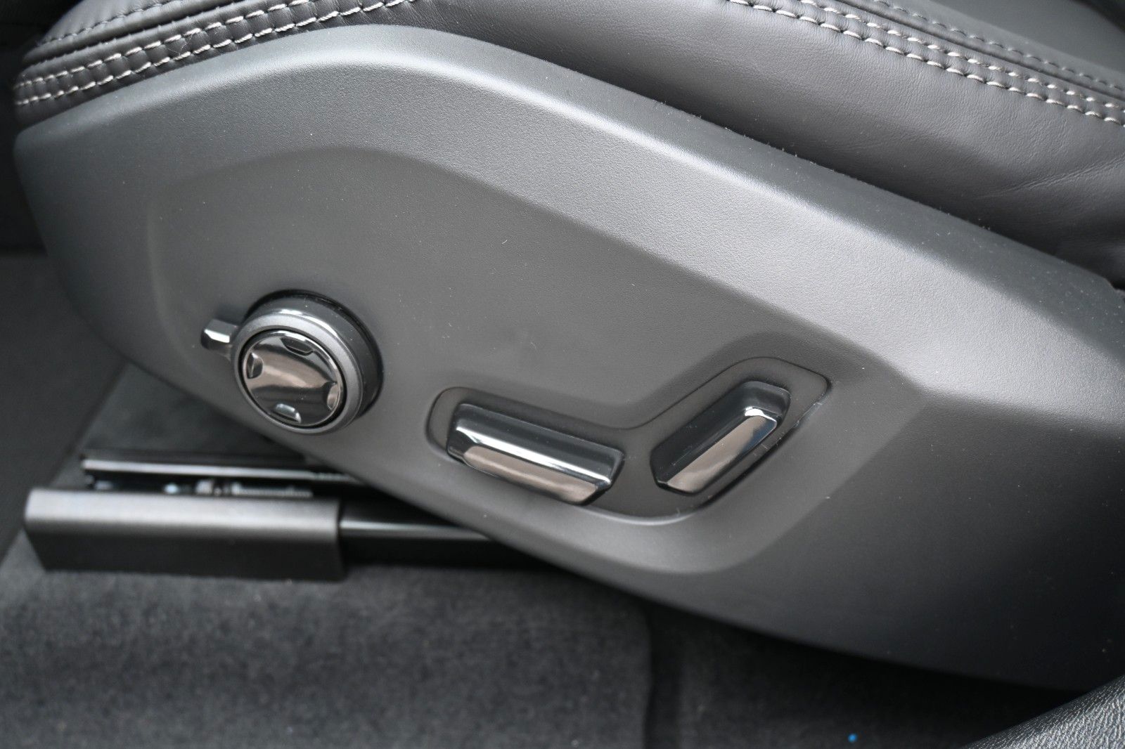 Fahrzeugabbildung Volvo XC60 T8 RC AWD Ultra Dark*LUFT*360*ACC*AHK