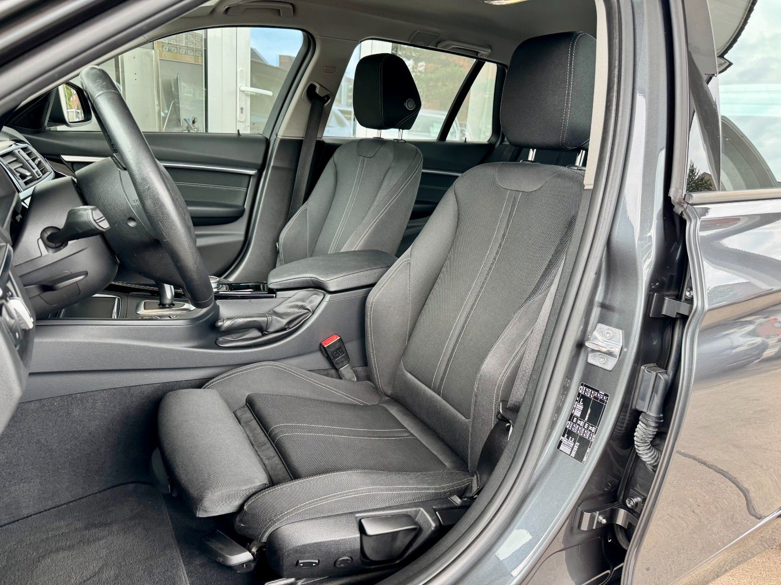 Fahrzeugabbildung BMW 320 i Touring Sport Line Autom. Navi/LED/53 Tkm