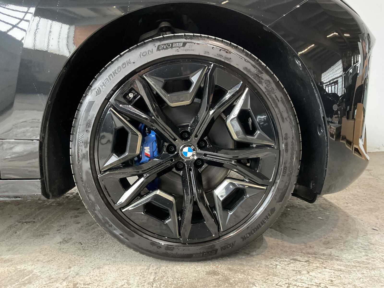 Fahrzeugabbildung BMW iX xDrive60 Sitzbelüftung vorn, Glasdach Sky Lou