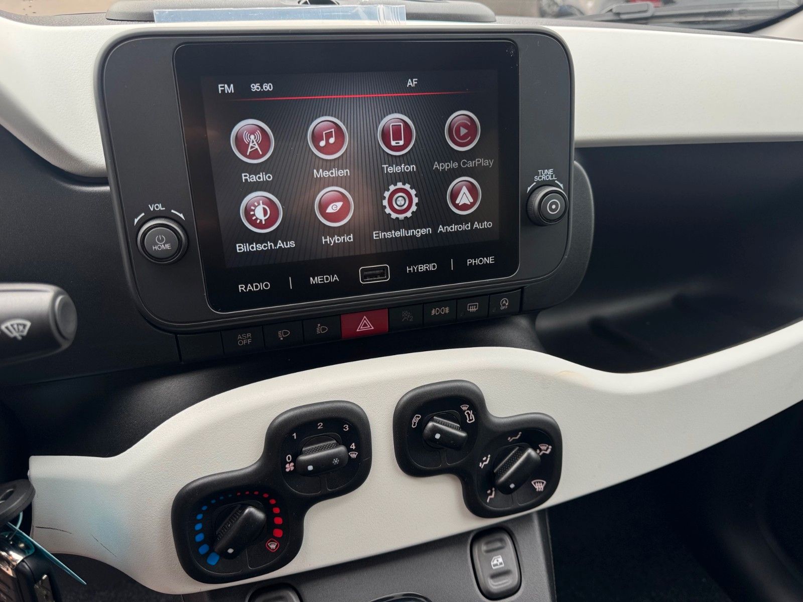 Fahrzeugabbildung Fiat Panda Pandina Cross Carplay Android Klima