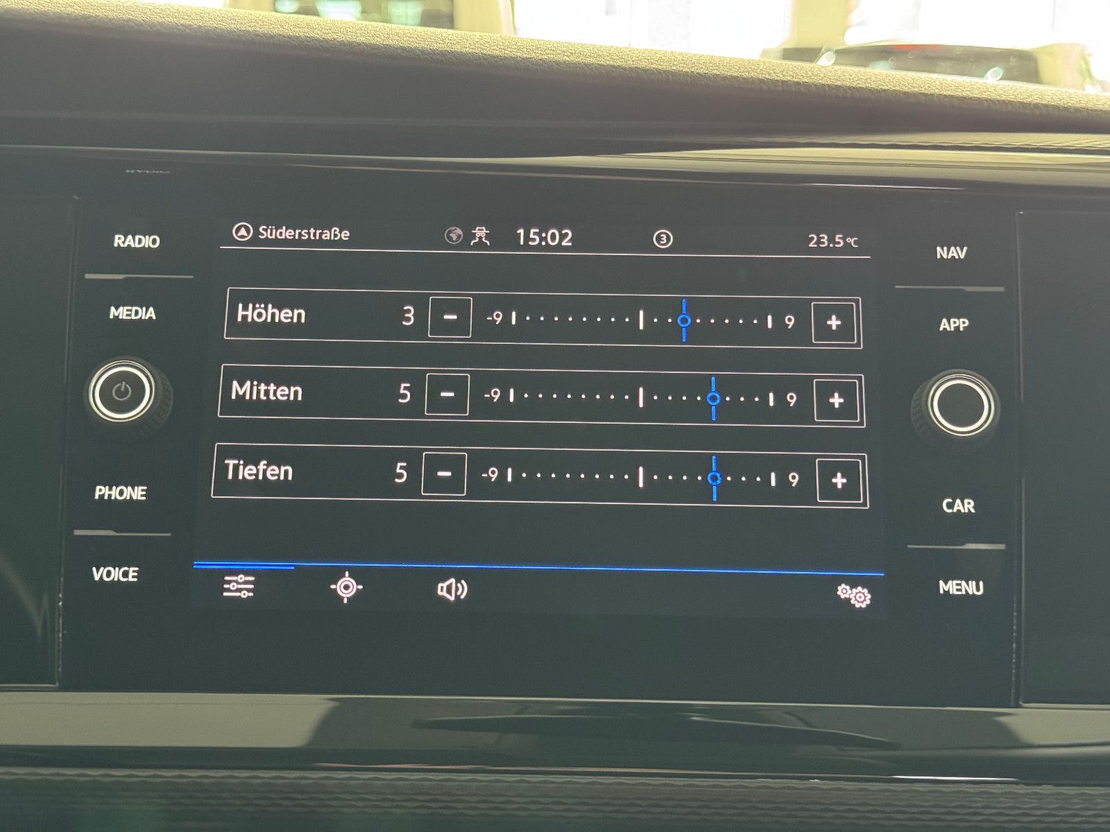 Fahrzeugabbildung Volkswagen T6.1 4M DSG IQ.DRIVE INDIVIDUAL EDITION 6-SITZER