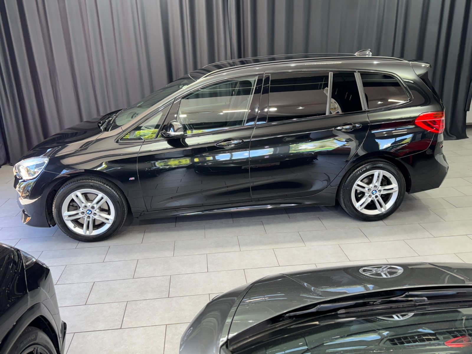 Fahrzeugabbildung BMW 220i Gran Tourer M Sport|AUTOMATIk|7-SITZER|NAVI