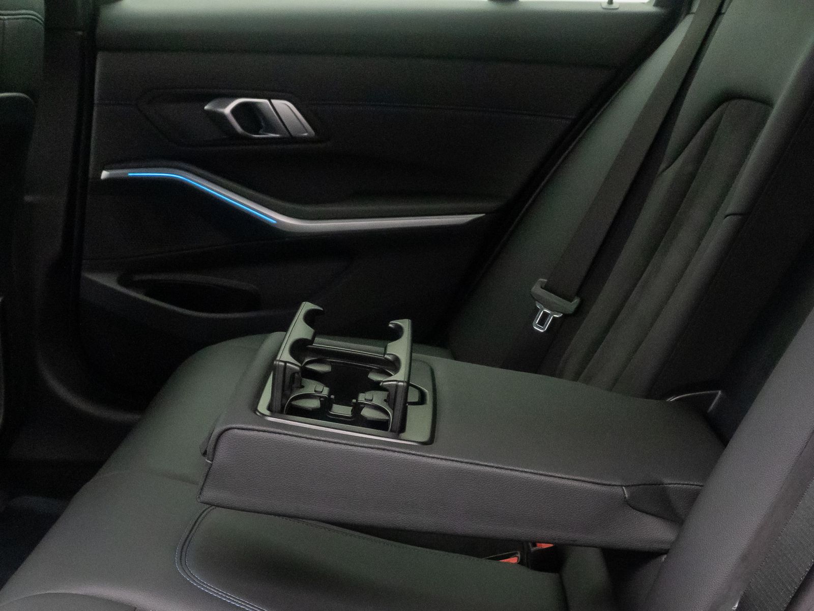 Fahrzeugabbildung BMW 330e xD MSport Kamera HUD DAB AHK Komfort 19Zoll