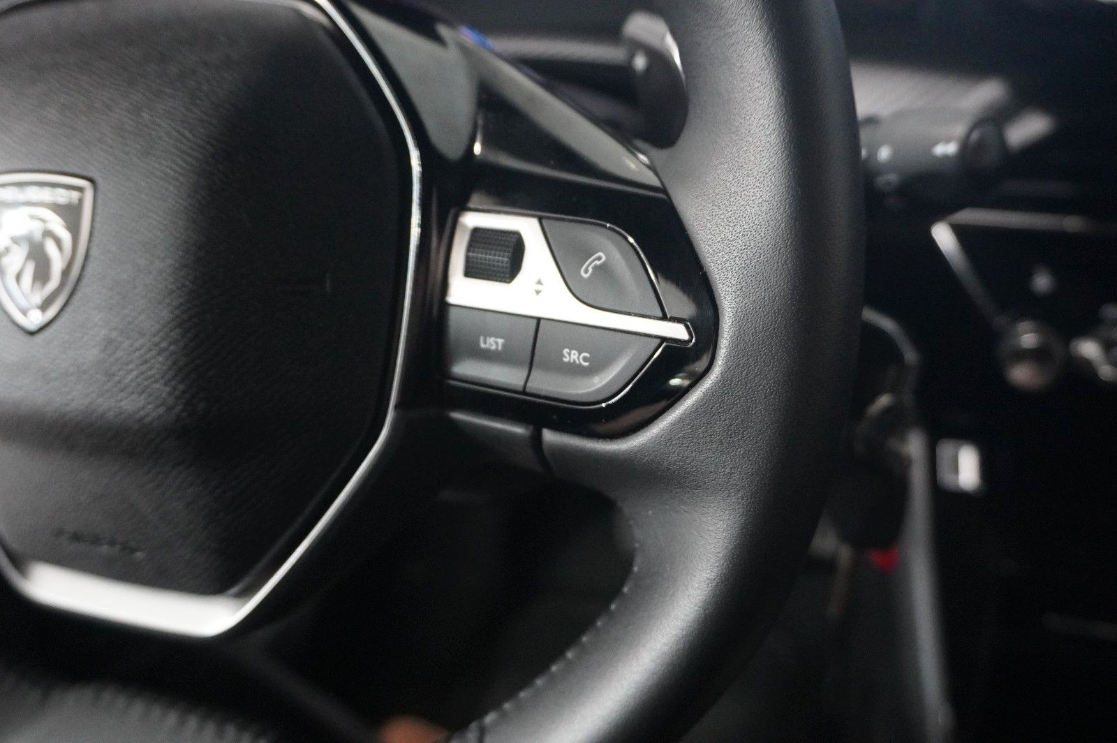 Fahrzeugabbildung Peugeot 2008 1.2 HYBRID ALLURE E-DSC NAVI/LED/SPORT/VIRT