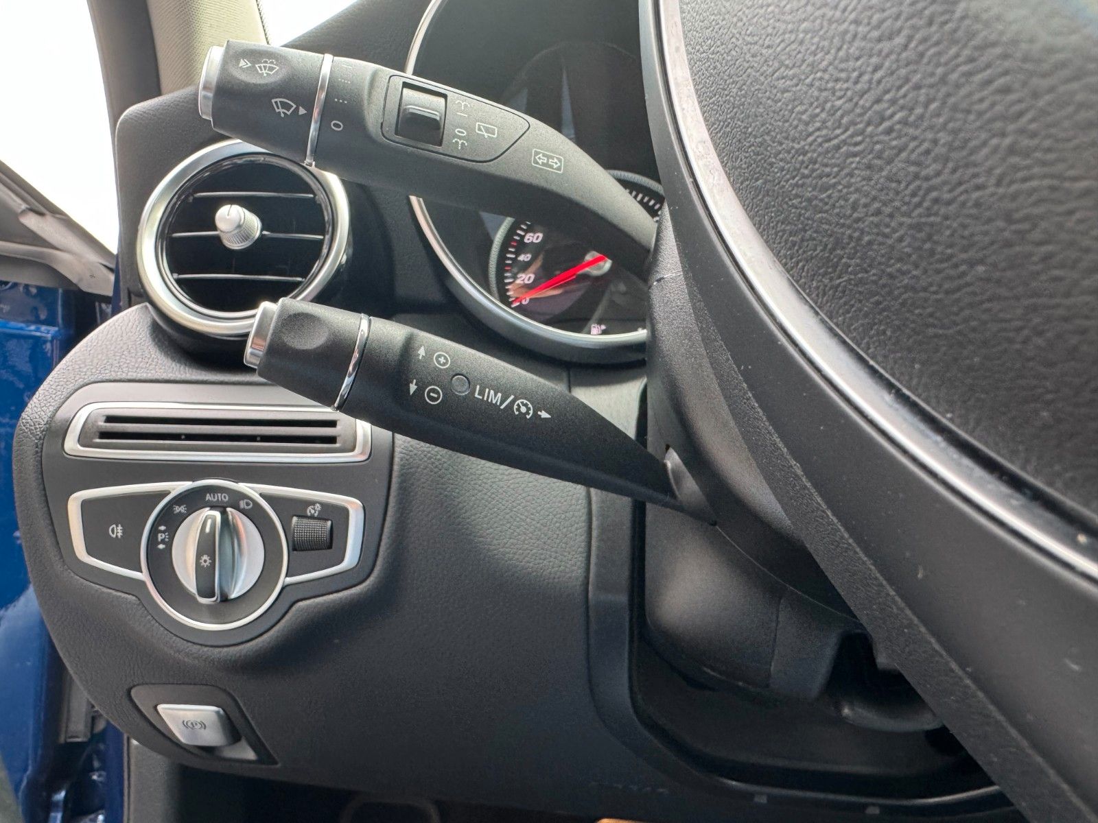 Fahrzeugabbildung Mercedes-Benz C 300 T Avantgarde+Ambiente+LED+IHC+SpiegelP