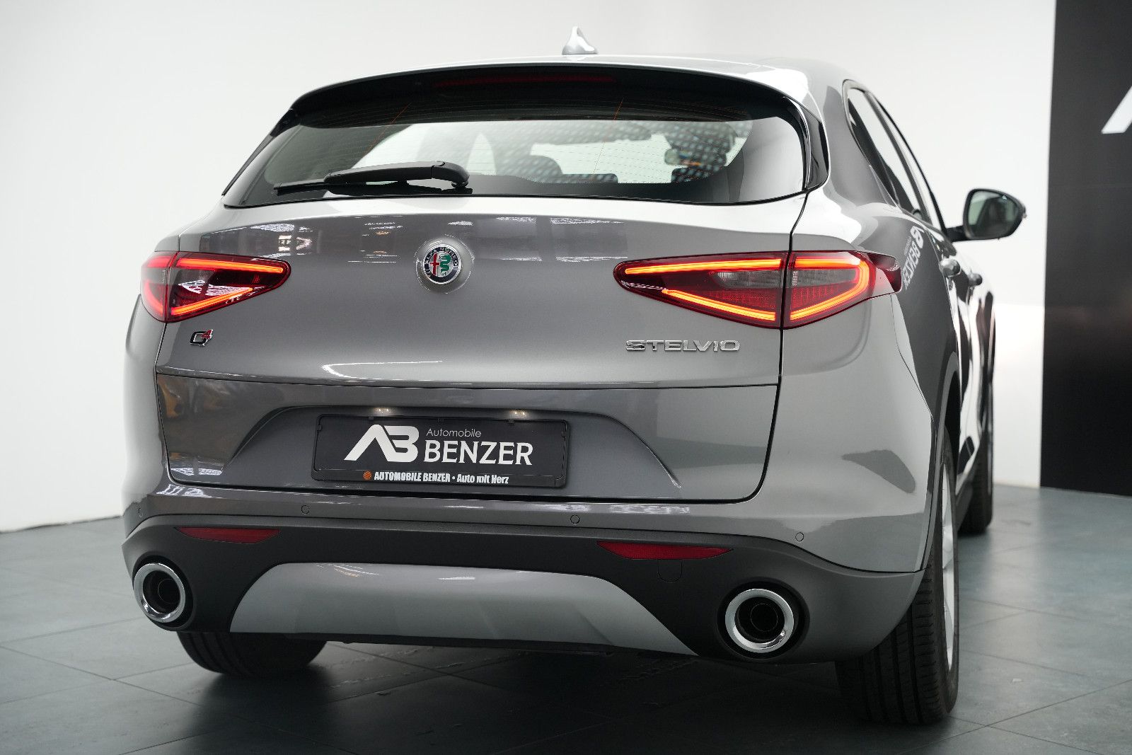 Fahrzeugabbildung Alfa Romeo Stelvio Super Q4/BI-XENON/PDC/AUTOMATIK/SPURHALT
