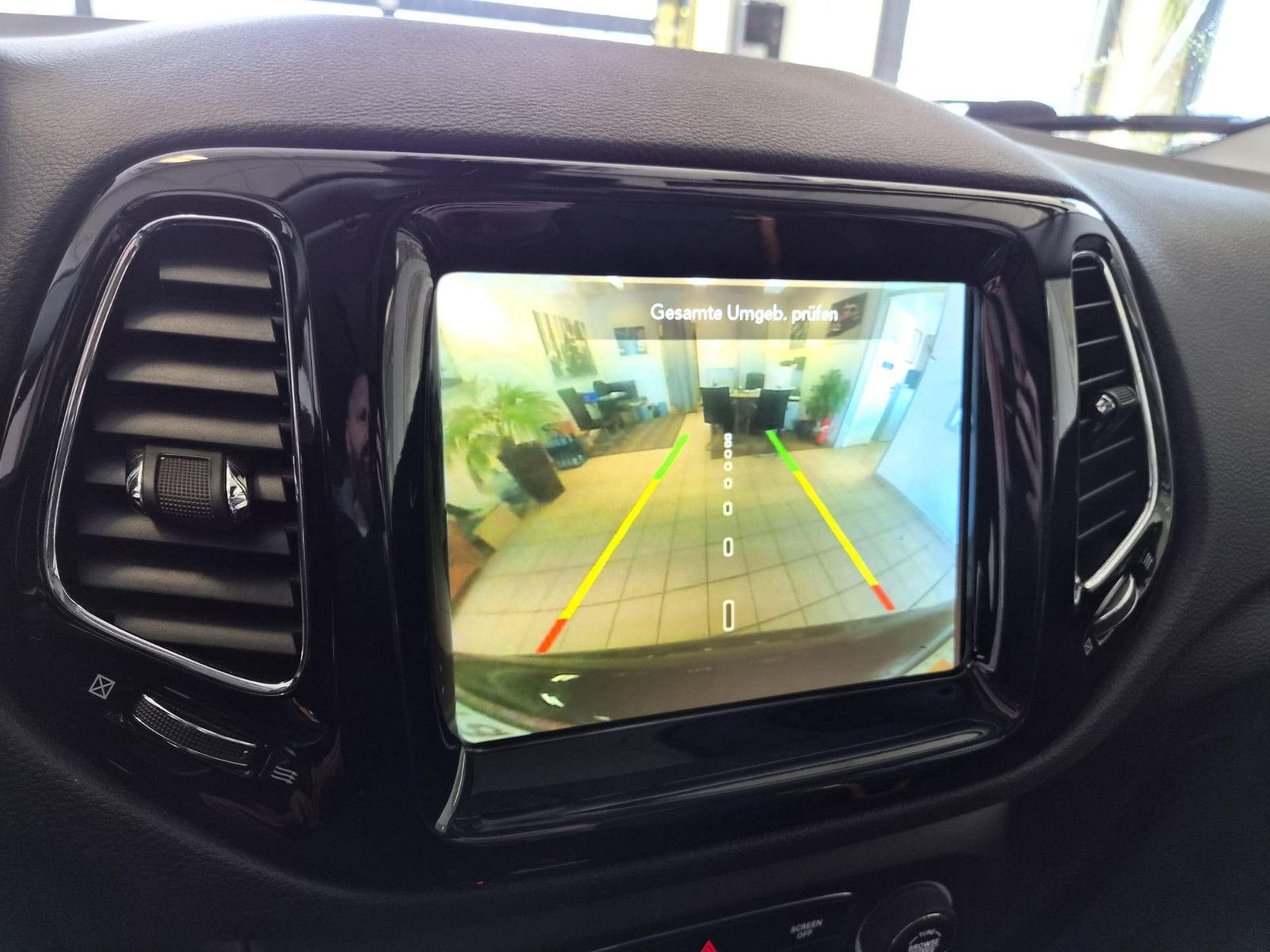 Fahrzeugabbildung Jeep Compass Limited 4WD / LED / NAVI / LEDER