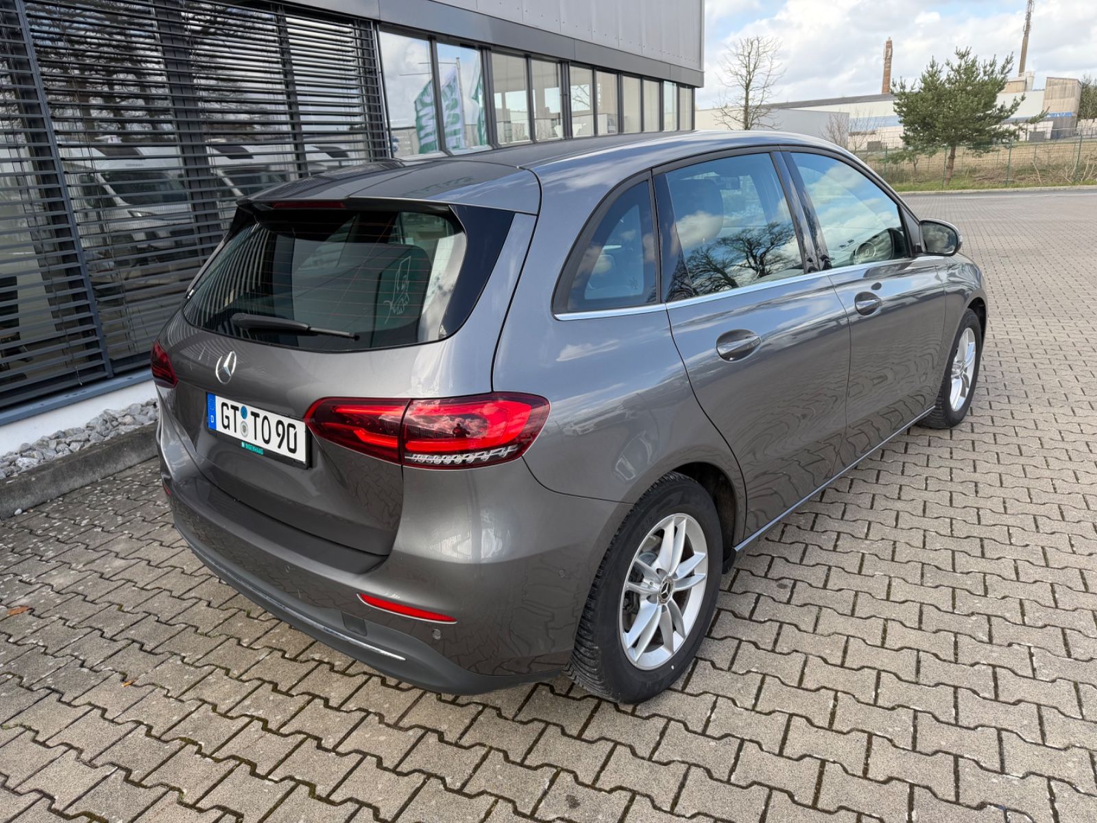 Fahrzeugabbildung Mercedes-Benz B 180 Business Paket