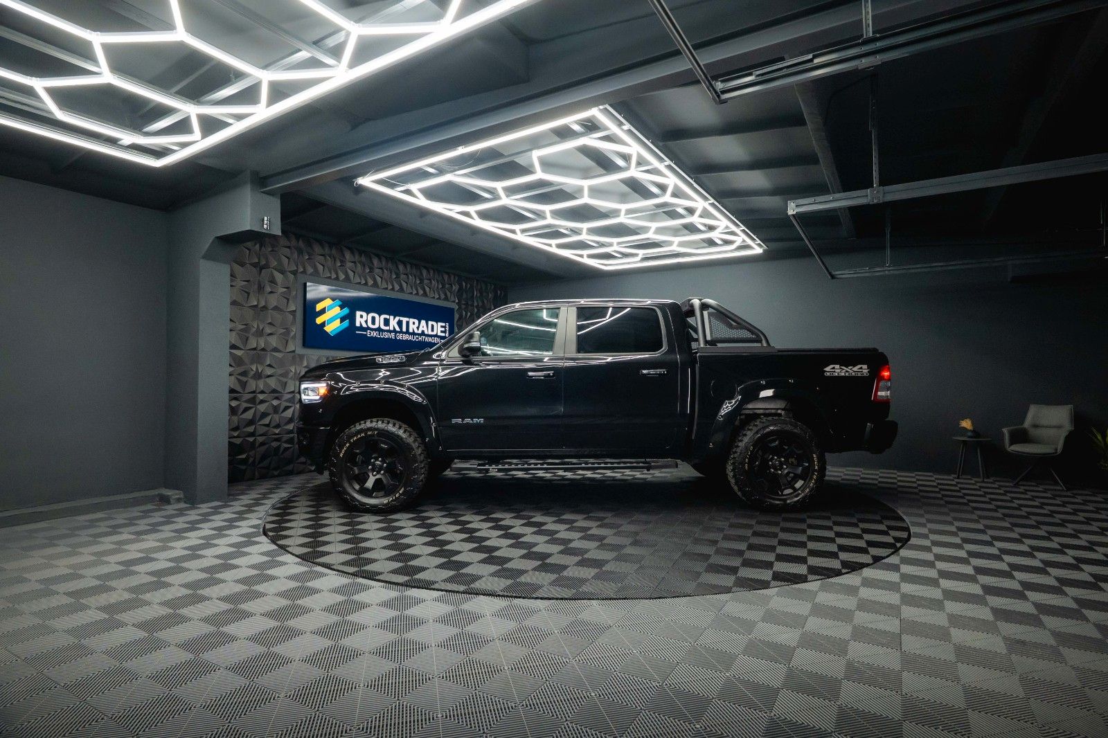 Fahrzeugabbildung Dodge RAM 5.7 V8 HEMI 4x4 OFFROAD Night-Paket *LED*