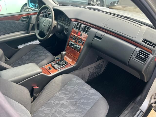 MERCEDES-BENZ E 200 Bild 13