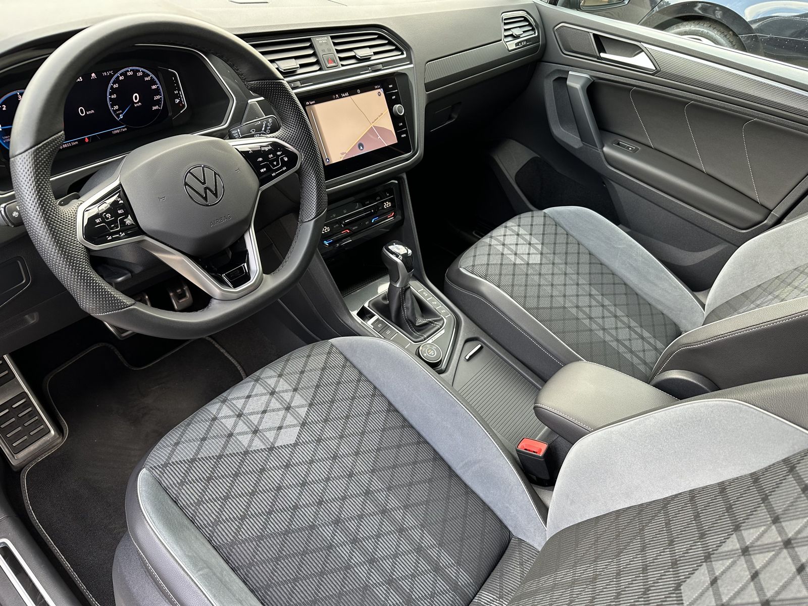 Fahrzeugabbildung Volkswagen Tiguan 2.0 TDI 4M DSG R-Line NAV+MATRIX+AHK+ACC