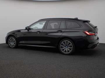 Fahrzeugabbildung BMW 330e M Sport Panorama Kamera HUD DAB HiFi Komfor