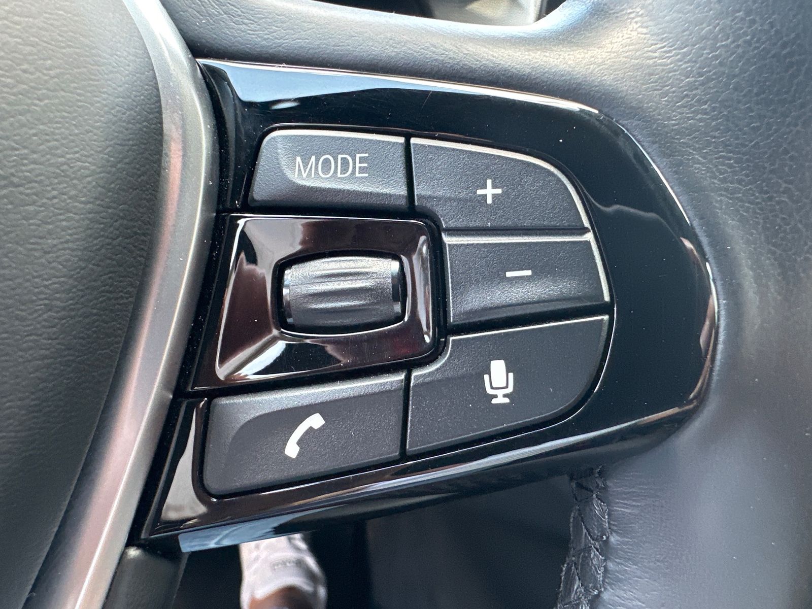 Fahrzeugabbildung BMW 520d xDrive Touring NAV+LED+SHZ+HEAD-UP+ACC+H&K