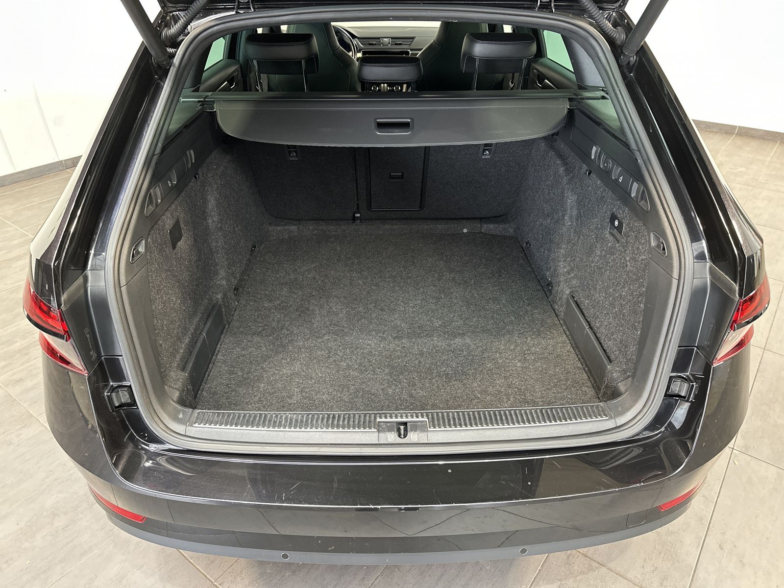 Fahrzeugabbildung SKODA Superb Combi 2.0 TDI DSG Sportline NAV+LED+KAM