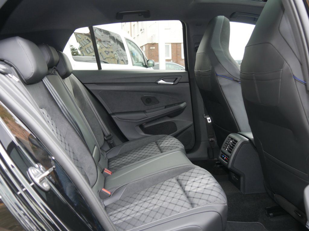 Fahrzeugabbildung Volkswagen Golf 1.5 eTSI R-Line Pano Kamera HarmanKardon