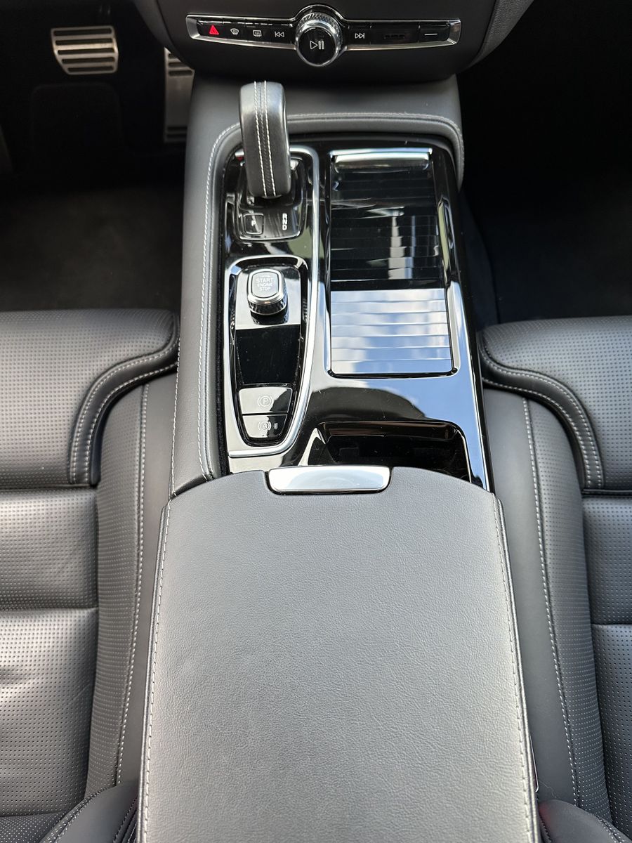 Fahrzeugabbildung Volvo V60 T6 AWD Recharge R-Design NAV+LED+PANO+H&K+VC