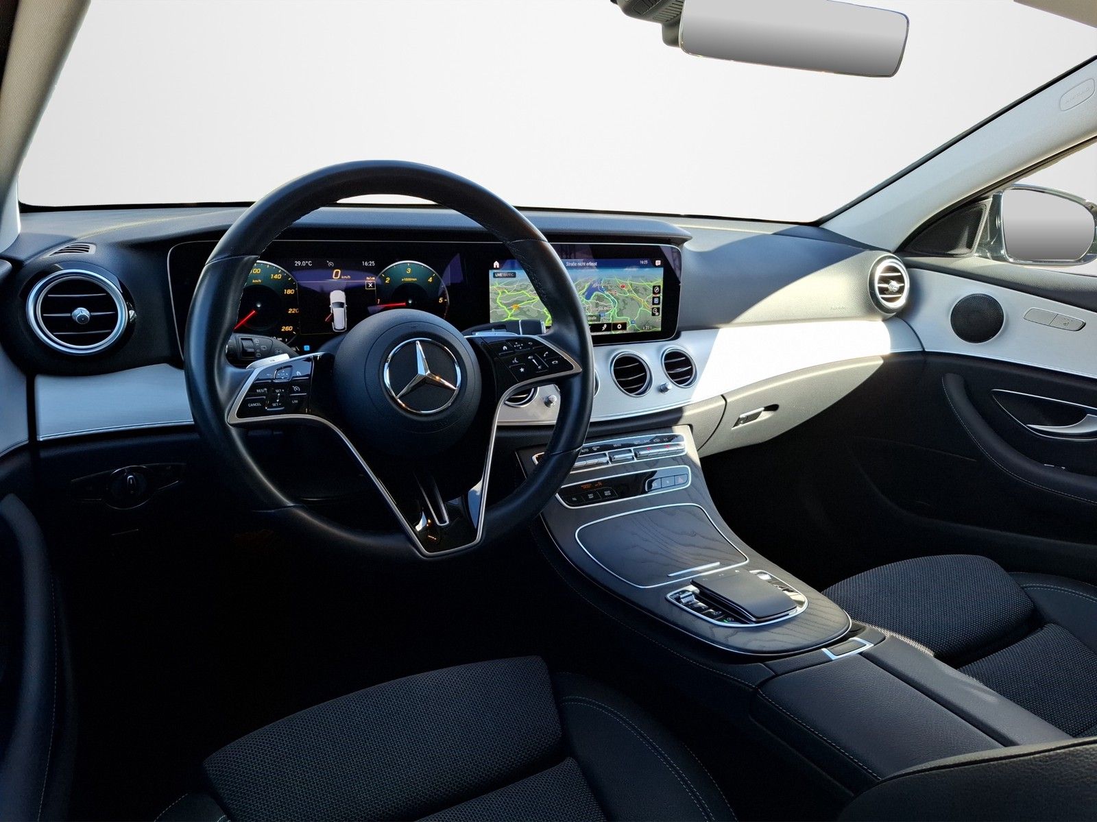 MERCEDES-BENZ E 220 d T Avantgarde AUTOMATIK / LED / AHK / NAV - Image 10