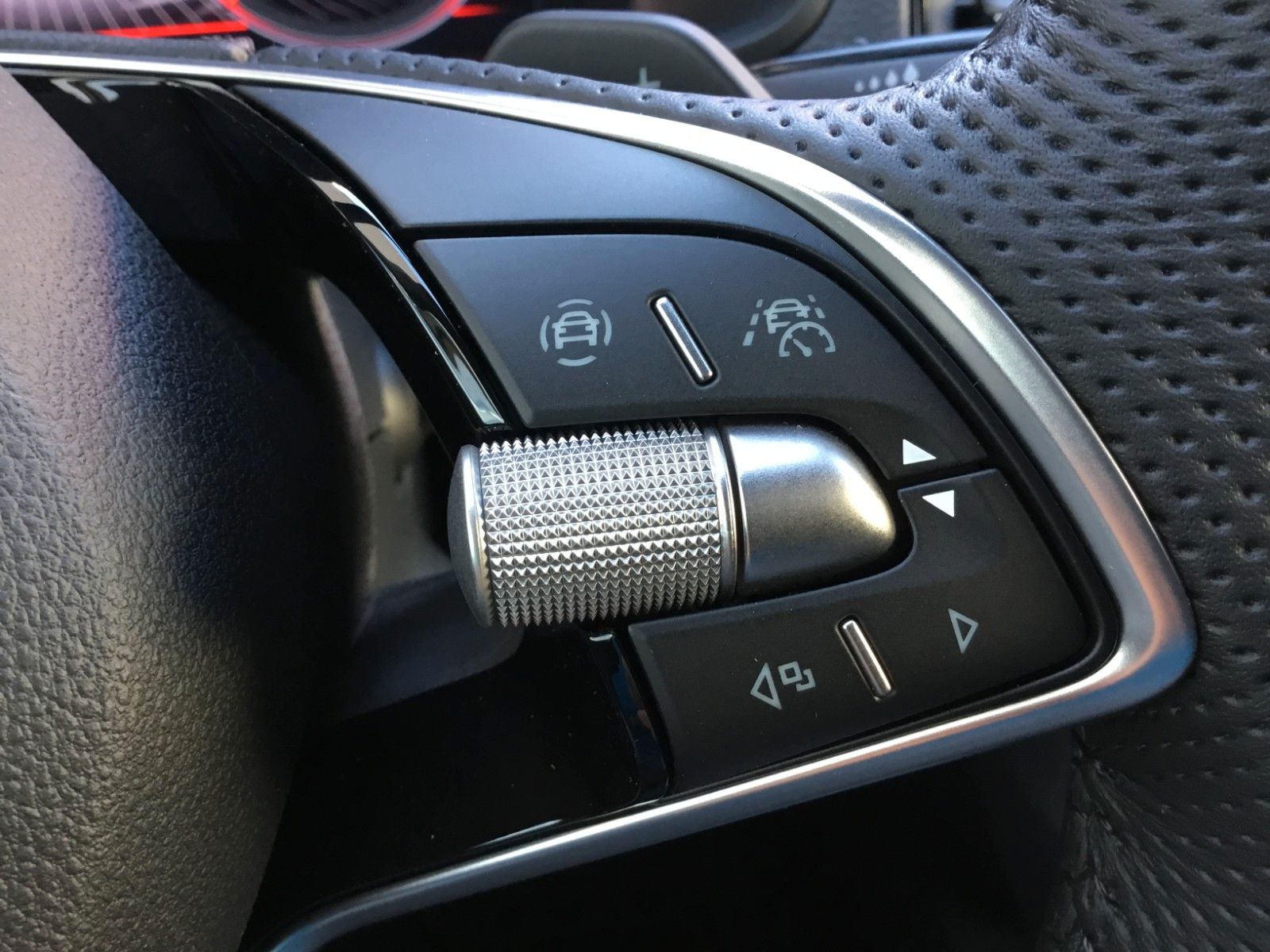 Fahrzeugabbildung SKODA Karoq 2.0l TSI DSG 4x4 Sportline+Pano+Standheizu