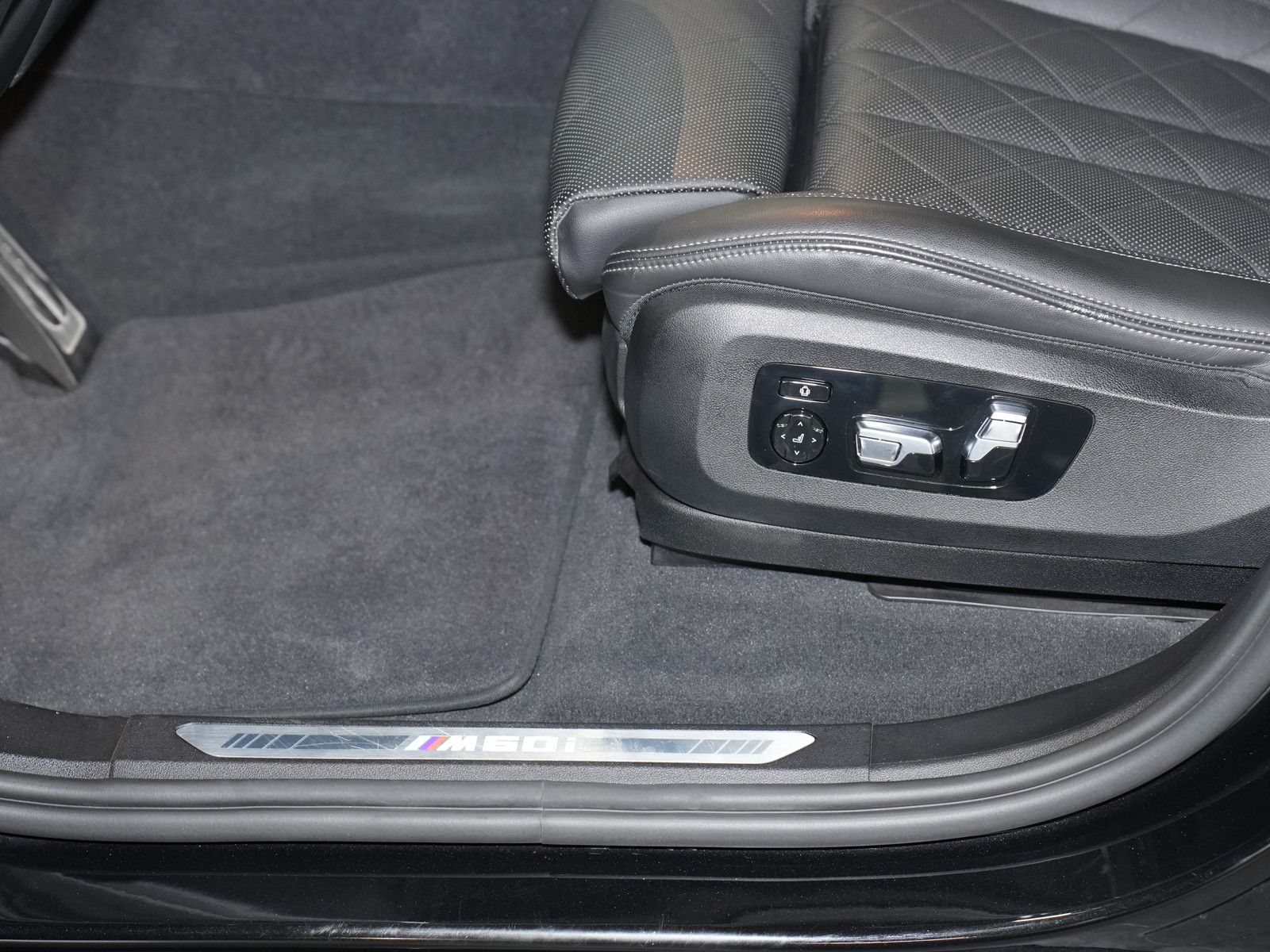 Fahrzeugabbildung BMW X5 M60i - M-SportPro|Sitzklima+Massage|IAL|21"