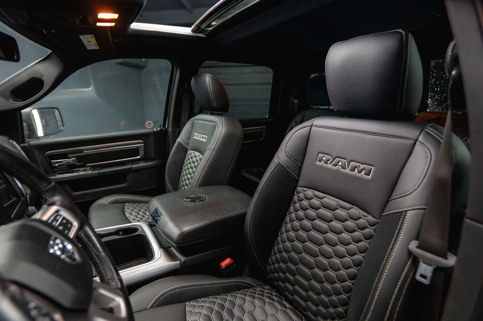 Fahrzeugabbildung Dodge RAM 5.7 V8 HEMI 4x4 OFFROAD Night-Paket *LED*AHK