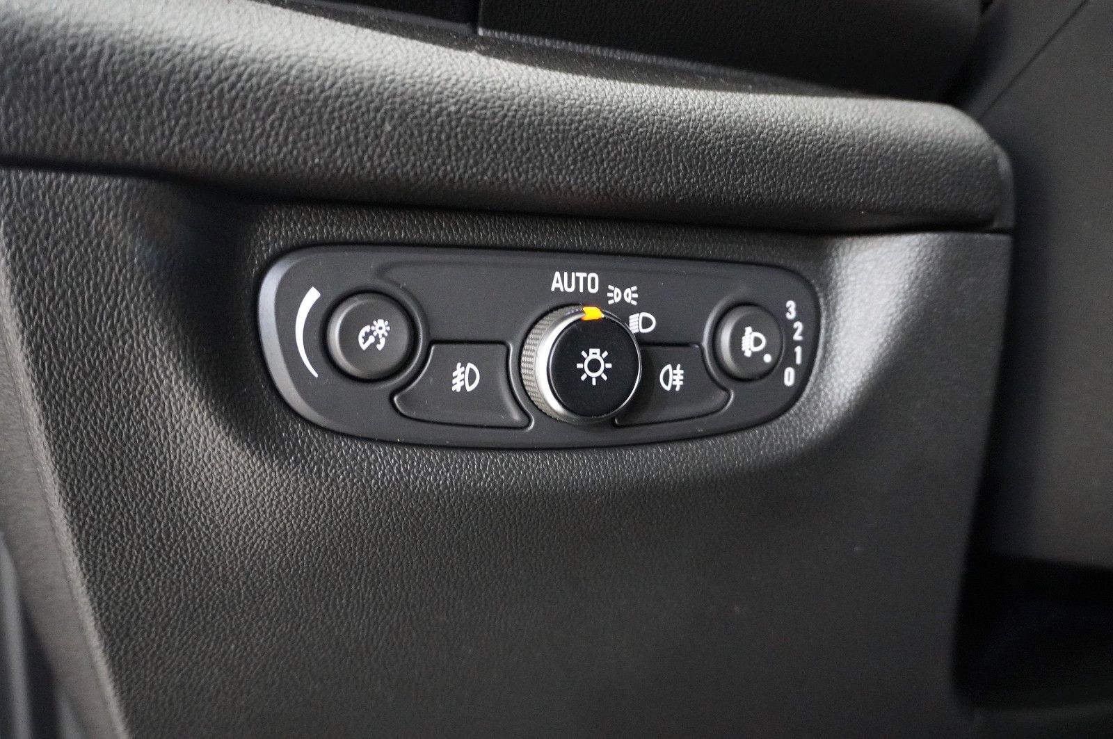 Fahrzeugabbildung Opel Insignia B ST 1.5T DYNAMIC NAVI/LED/KAMERA/AHK